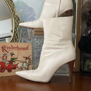 Details size 9 Dove gray very light leather heeled booties zips